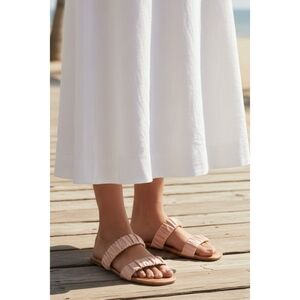 Old Navy Faux Leather Ruched Sandals In Conch Shell Size 9